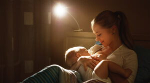 🌙 Night Feedings in the First 12 Weeks? Absolutely Essential!